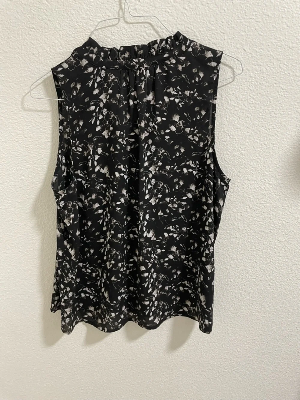 Simply Vera Vera Wang Black Sleeveless Floral Blouse